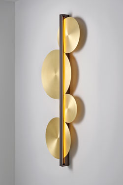 Strate Moon disc wall lamp in satined brass. CVL Luminaires. 