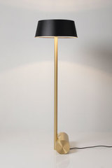 Lampadaire Calée XS, en laiton satiné. CVL Luminaires. Lampadaire Calée XS, en laiton satiné. CVL Luminaires.