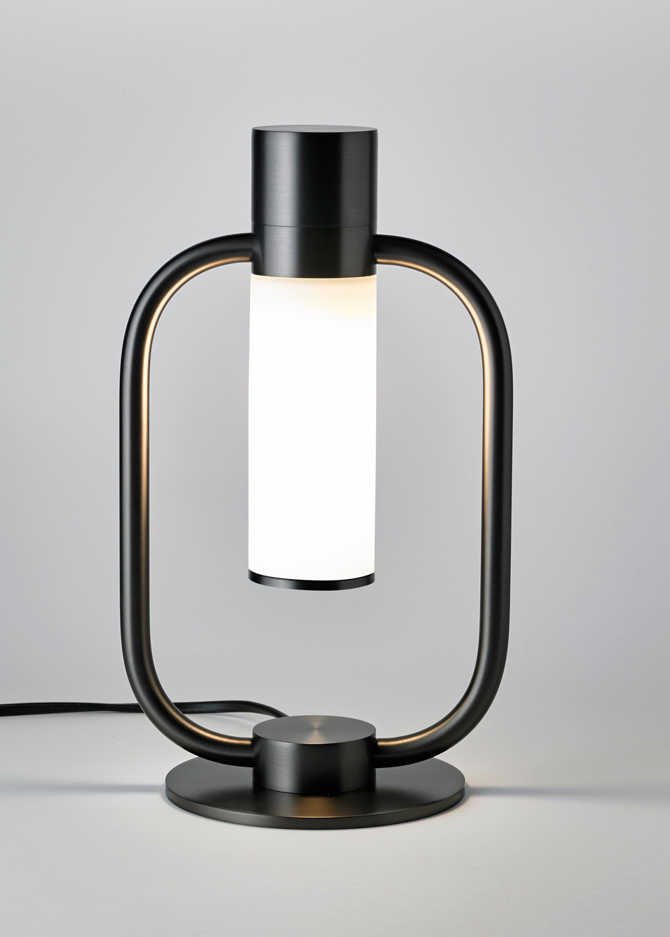 Lampe de table, collection Storm, en métal graphite. CVL Luminaires. 