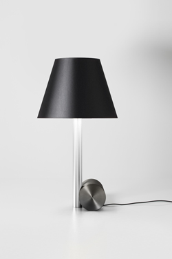 Petite lampe de table en nickel satiné Calé(e) et abat-jour noir. CVL Luminaires. 