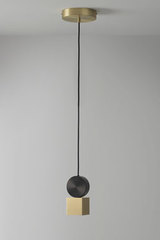 Petite suspension Calée V1 ultra design et minimaliste en laiton massif et polycarbonate. CVL Luminaires. Petite suspension Calée V1 ultra design et minimaliste en laiton massif et polycarbonate. CVL Luminaires.