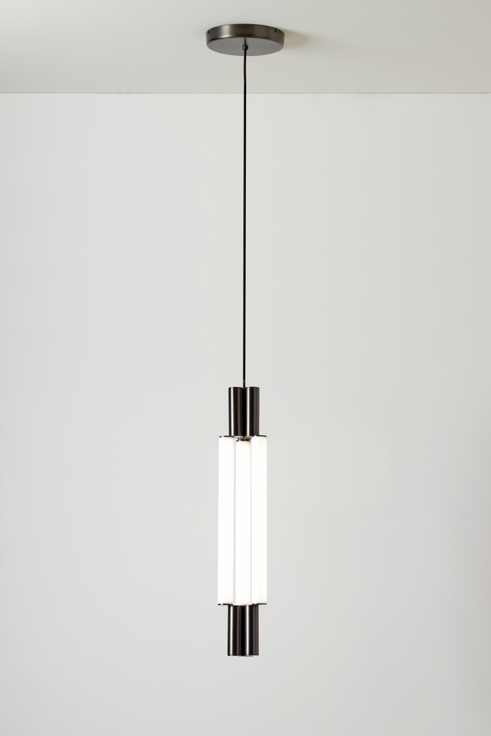 Signal chandelier, suspension design en métal graphite et éclairage LED. CVL Luminaires. 