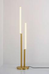 Signal duo lampadaire doré en laiton satiné. CVL Luminaires. Signal duo lampadaire doré en laiton satiné. CVL Luminaires.
