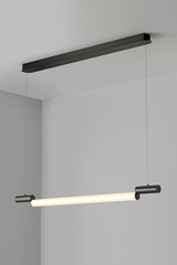 Signal suspension design, néon revisité, finition graphite 97cm. CVL Luminaires. Signal suspension design, néon revisité, finition graphite 97cm. CVL Luminaires.
