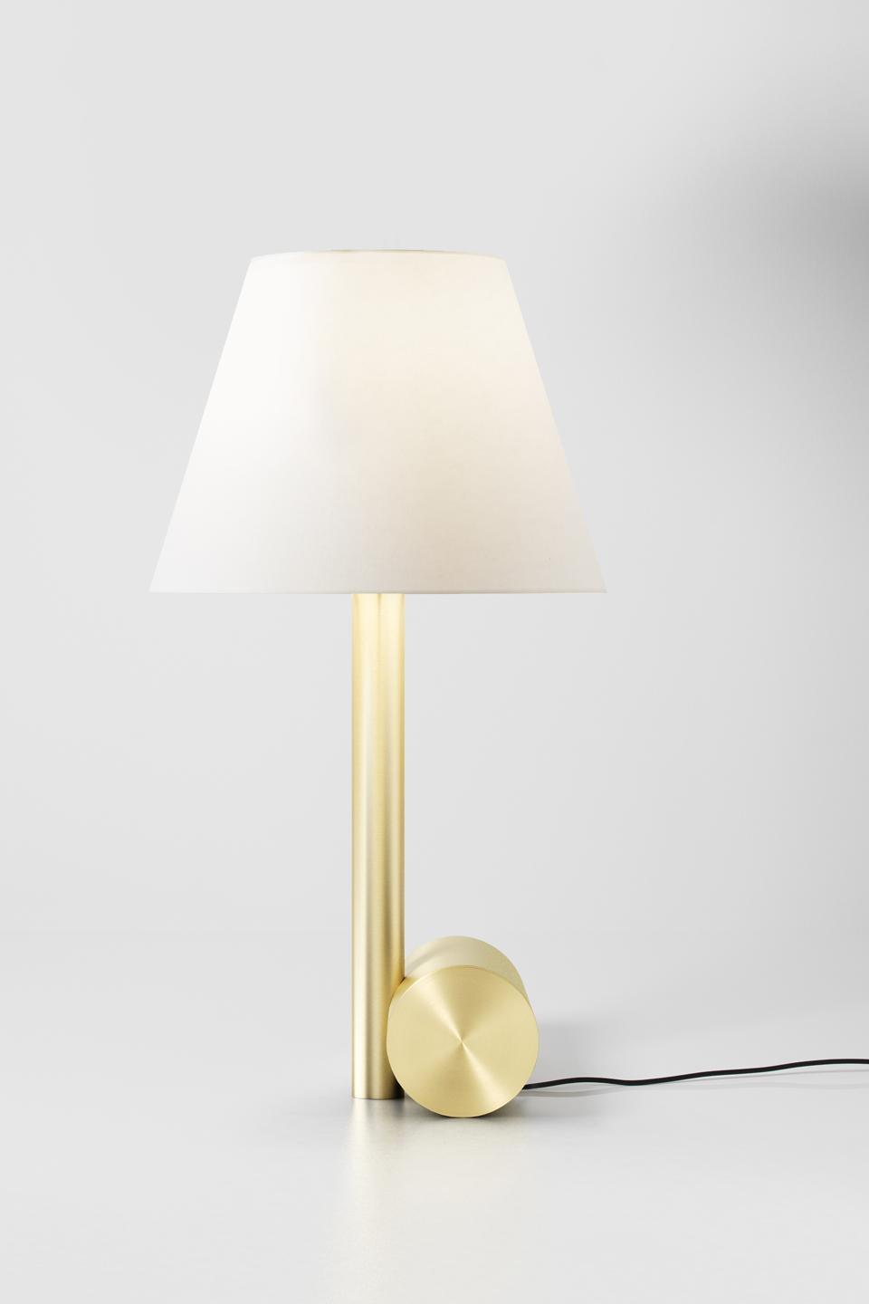 Small table lamp Calé (e) satin brass and white lampshade. CVL Luminaires. 