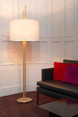 Upper lampadaire design, doré, en tube de laiton satiné, abat-jour blanc . CVL Luminaires. Upper lampadaire design, doré, en tube de laiton satiné, abat-jour blanc . CVL Luminaires.
