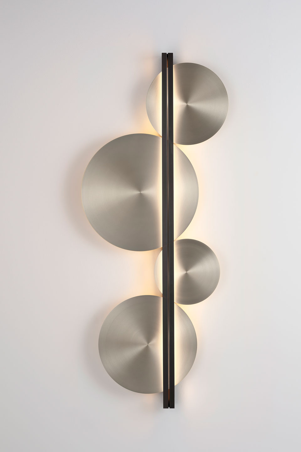 Strate Moon wall lamp in black and silver . CVL Luminaires. 