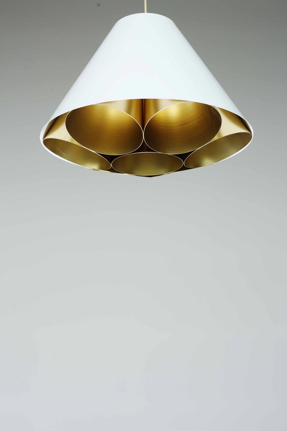 Conical pendant lamp in white and gold metal. Dark. 