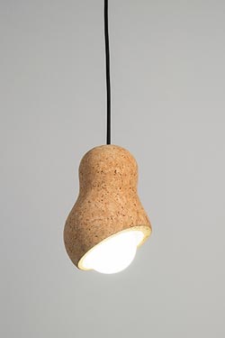 Petite suspension design, en liège, forme arachide. Dark. 