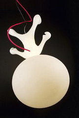 Space walker suspension140cm blanc fil rouge. Dark. Space walker suspension140cm blanc fil rouge. Dark.