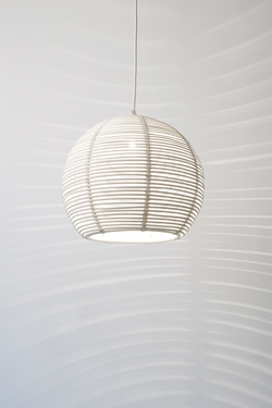 Suspension boule en rotin blanc 40cm. Dark. 