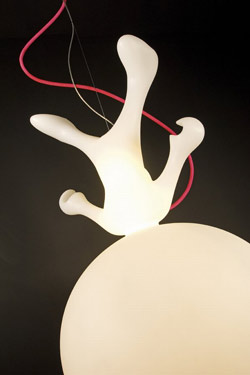 Space walker suspension140cm  blanc fil rouge. Dark. 