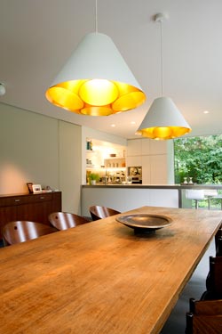 Conical pendant lamp in white and gold metal. Dark. 