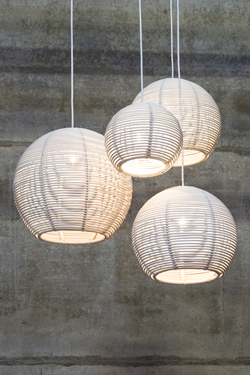 White rattan ball suspension 40cm. Dark. 