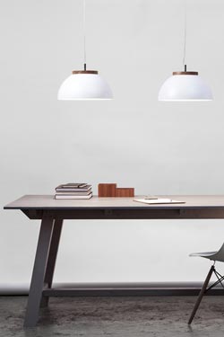 Dub pendant lamp in matt white aluminum and solid oak. Dreizehngrad 13°. 