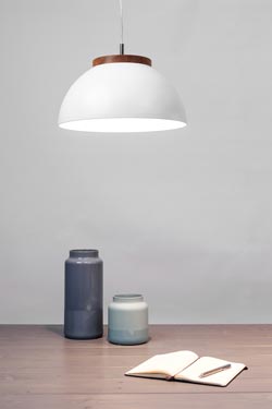 Dub pendant lamp in matt white aluminum and solid oak. Dreizehngrad 13°. 