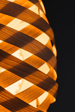 Swing round pendant lamp in bleached wood. Dreizehngrad 13°. 