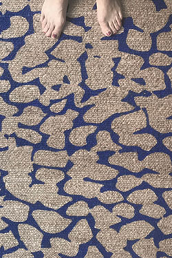 Blue Sand tapis bleu et toile de jute naturelle 120x170cm. Edito Paris. 