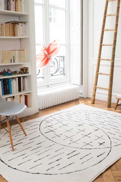 Masomenos tapis motif noir sur fond écru 160x230. Edito Paris. 