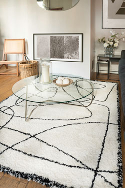 Eskiss tapis noir et blanc motif abstrait 160x230. Edito Paris. 