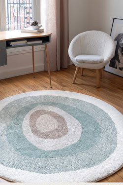 Organik tapis rond ton dominant vert, anneaux concentriques. Edito Paris. 