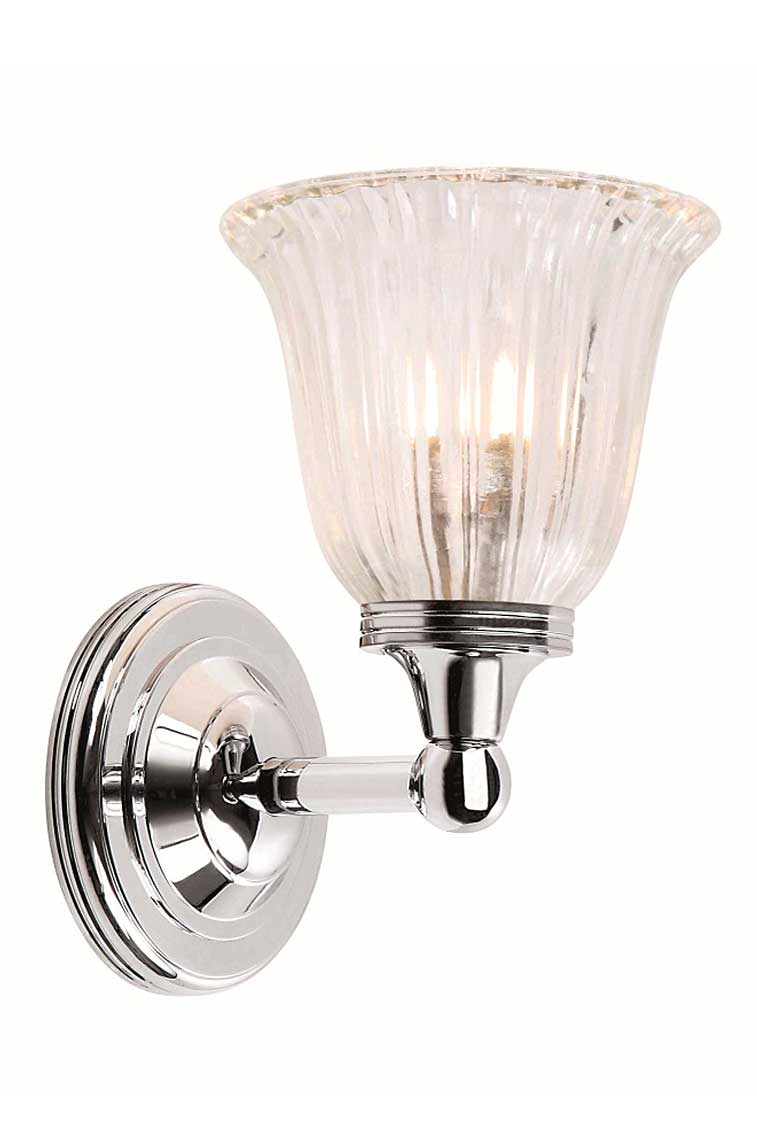 Applique en chrome et verre cannelé forme vase pour salle de bain Austen 3. Elstead Lighting. 