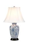 Lampe de table en porcelaine chinoise motifs floraux bleus. Elstead Lighting. 