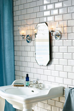 Applique en chrome et verre cannelé forme vase pour salle de bain Austen 3. Elstead Lighting. 