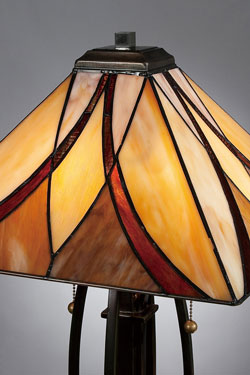 Lampe de table Art Nouveau Tiffany ambrée Asheville. Elstead Lighting. 