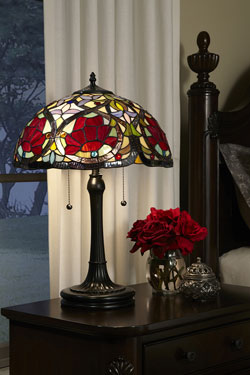 Lampe de table Tiffany rose rouge Larissa. Elstead Lighting. 