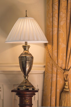 Lampe de table amphore dorée Cincinnati. Elstead Lighting. 