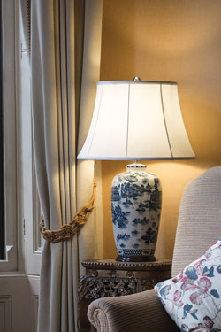 Lampe de table en porcelaine chinoise motifs floraux bleus. Elstead Lighting. 