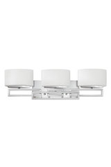 Triple applique de salle de bain Lanza en chrome poli. Elstead Lighting. Triple applique de salle de bain Lanza en chrome poli. Elstead Lighting.