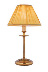 Lampe de chevet en bronze poli coupelle ajourée, abat-jour tissu plissé Adara. Estro. Lampe de chevet en bronze poli coupelle ajourée, abat-jour tissu plissé Adara. Estro.
