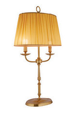 Lampe de table en bronze vieilli ajouré et abat-jour fin plissé Adara. Estro. Lampe de table en bronze vieilli ajouré et abat-jour fin plissé Adara. Estro.