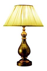 Lampe ronde en bois peint à la main et abat jour en soie plissée Augustus. Estro. Lampe ronde en bois peint à la main et abat jour en soie plissée Augustus. Estro.