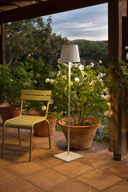 Toc1500 White Wireless Outdoor Floor Lamp. Faro. 