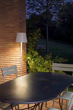 Toc1500 White Wireless Outdoor Floor Lamp. Faro. 