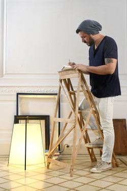 Lampe à poser lanterne acier et papyrus noire et beige. Faro. 