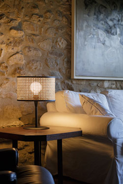 Lampe de table noire et rotin naturel Mambo. Faro. 