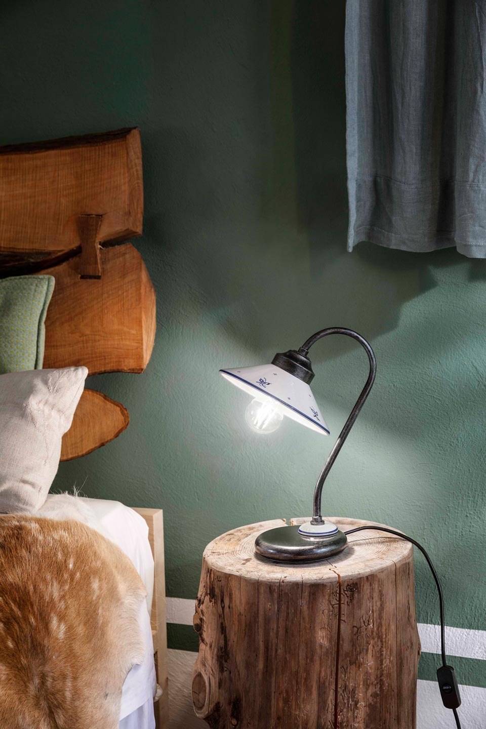 Asti lampe de table en céramique blanche sur pied en col de cygne. Ferroluce Classic. 