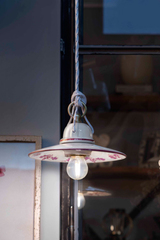 Petite suspension rétro en céramique blanche et motif rose Asti. Ferroluce Classic. Petite suspension rétro en céramique blanche et motif rose Asti. Ferroluce Classic.