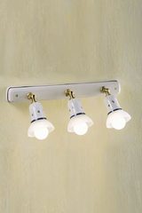 Savona wall lamp 3 articulated spots in ceramic and brass. Ferroluce Classic. Savona wall lamp 3 articulated spots in ceramic and brass. Ferroluce Classic.