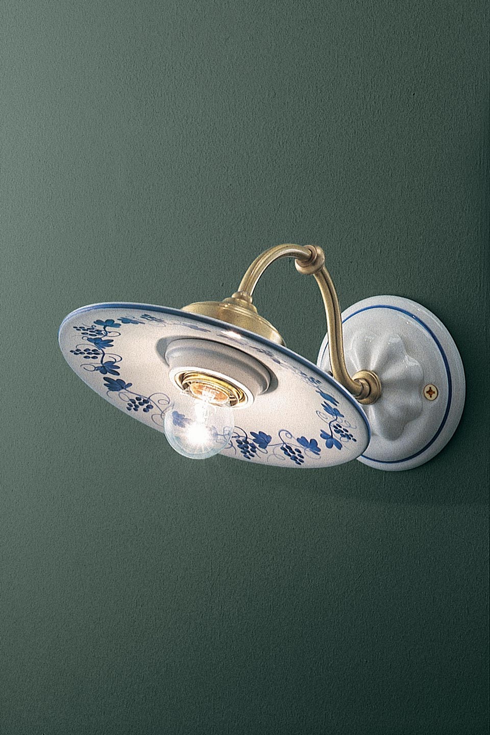 Asti white ceramic wall lamp with swan neck arm. Ferroluce Classic. 