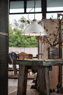 Industrial pendant lamp in white ceramic. Ferroluce. 