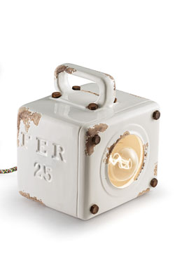 Petite lampe à poser cube en céramique blanche aspect vieilli. Ferroluce. 