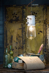 Petite suspension ampoule apparente style loft. Ferroluce. Petite suspension ampoule apparente style loft. Ferroluce.