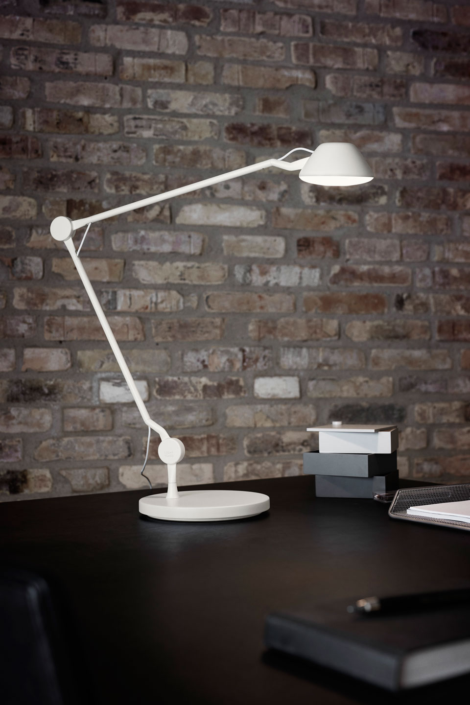 AQ01 white articulated table lamp with base. Fritz Hansen. 