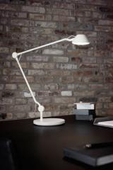 AQ01 white articulated table lamp with base. Fritz Hansen. AQ01 white articulated table lamp with base. Fritz Hansen.