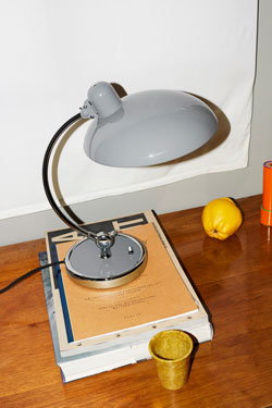 Kaiser Idell lampe de bureau articulée en acier gris clair et chrome. Fritz Hansen. 
